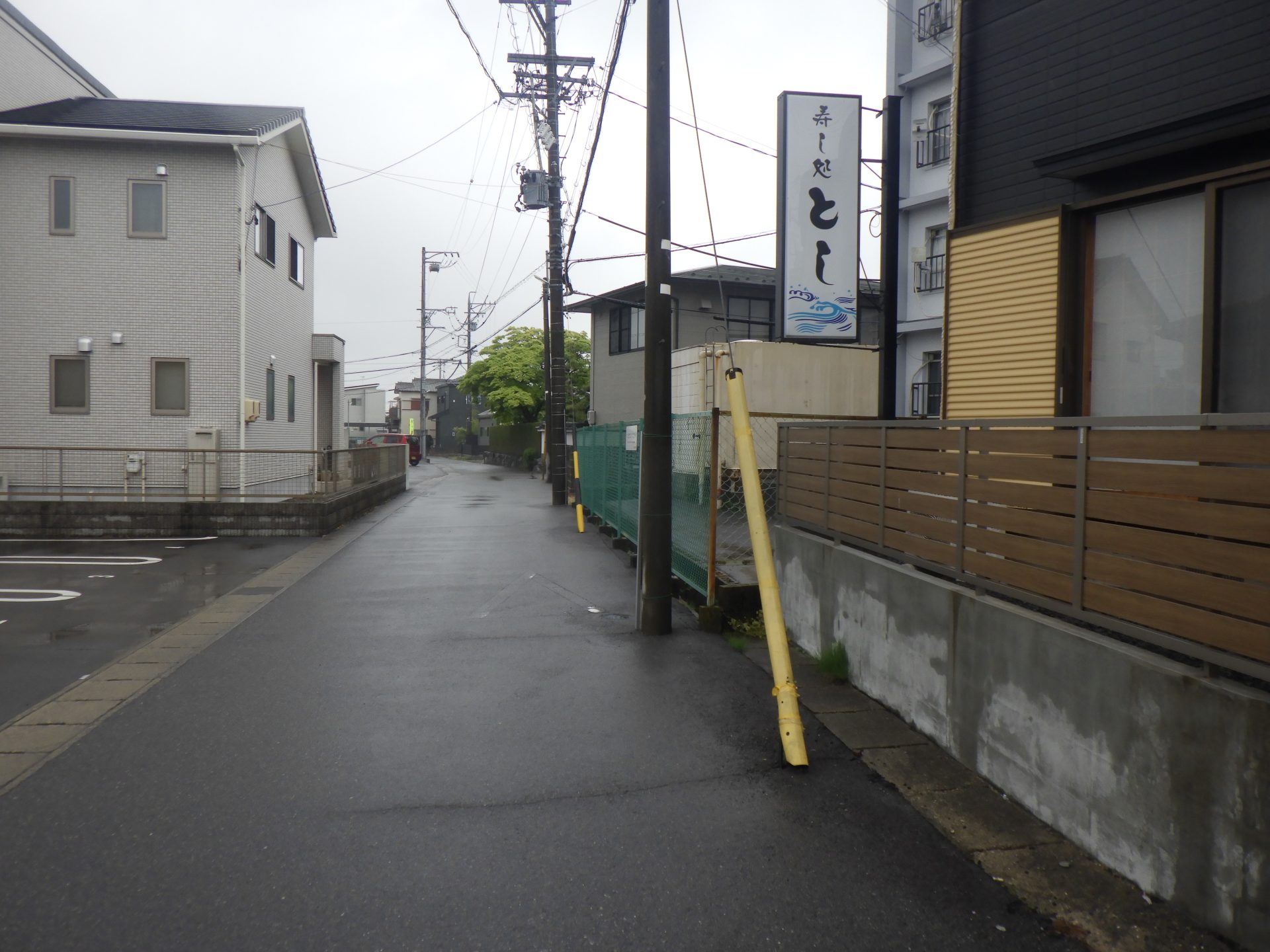 『自動車の通り抜けご遠慮ください』看板設置 | 道路標識・サイン工事